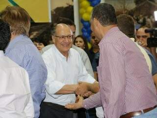 Geraldo Alckmin cumprimentando apoiadores no evento, desta noite (29). (Foto: Helio de Freitas) 