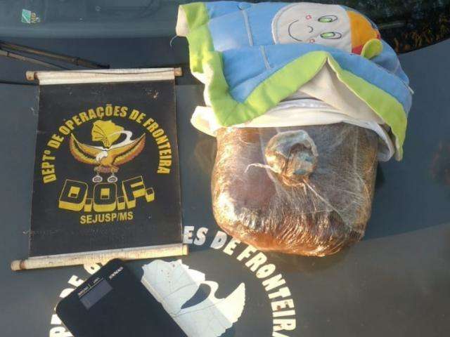Adolescente &eacute; apreendido ao ser flagrado com droga em travesseiro durante viagem