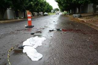 Hoje pela manhã ainda havia vestígios de acidente no local. (Foto: Marcos Ermínio)