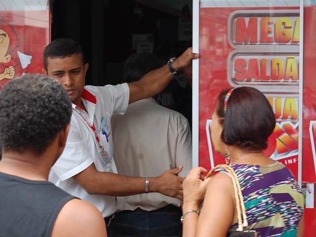  &quot;Loucos&quot; por liquida&ccedil;&atilde;o fazem fila em loja no centro de Campo Grande