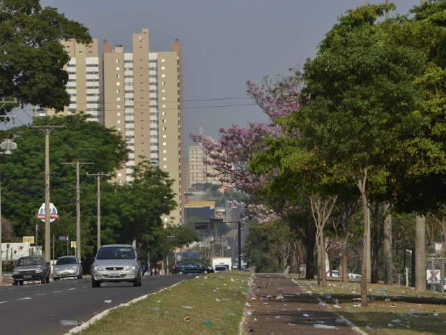  Multid&atilde;o em show deixa lixo que vai do Parque das Na&ccedil;&otilde;es a avenida