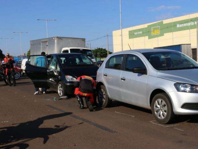 Motociclista &ldquo;n&atilde;o v&ecirc; seta&rdquo; e bate em 3 carros em avenida