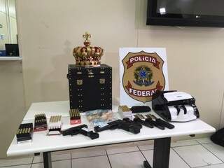 Armas, munição e coroa de ouro apreendidas pela PF no ano passado (Foto: Zero Hora)