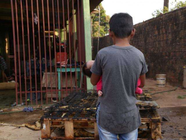 Irm&atilde;o salva beb&ecirc; de 7 dias depois de crian&ccedil;a colocar fogo em quarto