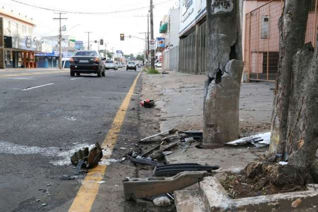 Motorista bate ve&iacute;culo em poste e carro pega fogo na Cear&aacute; 
