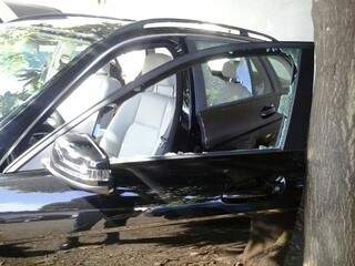 Veículo está com portas danificados e vidros quebrados. Foto: Divulgação PM