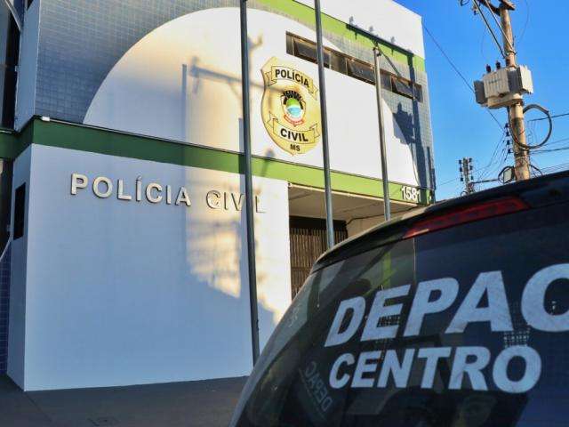 Rendida em estacionamento de mercado, cliente pula de carro em movimento