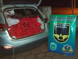 Tabletes de maconha no porta malas do veículo apreendido (Foto: Divulgação/ PMRv)