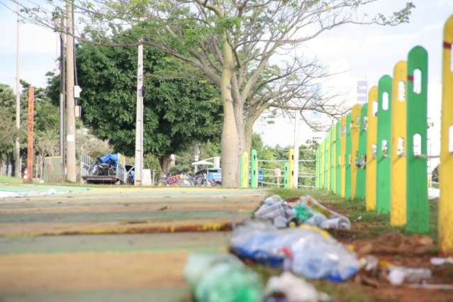 Retirada de lixo da festa por vit&oacute;ria na Copa ocupa toda a manh&atilde;