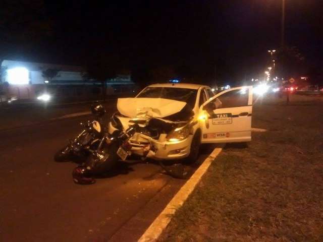 Motociclista anda na contram&atilde;o e fica ferido ao bater de frente com t&aacute;xi