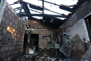 Incêndio destruiu a sala e chegou até um dos quartos da residência. (Foto: Marcelo Victor) 