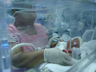 Um dos quadrigêmeos que nasceram nesta semana na maternidade do HU de Dourados (Foto: Divulgação)