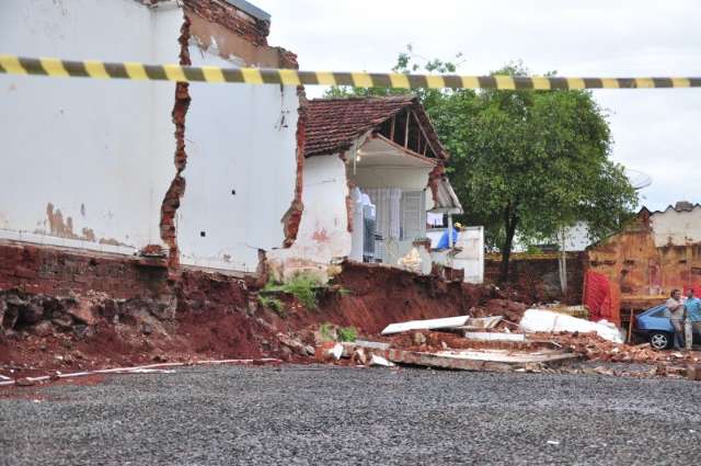 Parte de casa no Centro desaba ap&oacute;s chuva forte na Capital