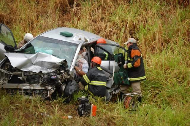 Idoso que ficou preso &agrave;s ferragens de carro em acidente morre no hospital