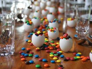 Solução simples, barata e muita divertida para a mesa de Páscoa. É só fixar a casca de ovo com cola quente na mesa e rechear de confetes.