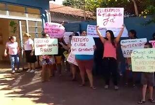 Mulheres protestam em frente à maternidade. (Foto: Silas Souza)