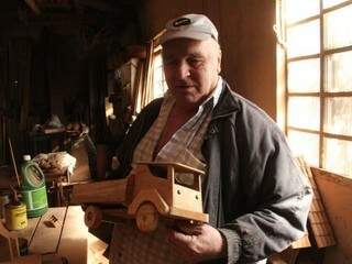 O caminhão de madeira é uma das peças que o marceneiro mais gosta de produzir. (Fotos: Marcos Ermínio)