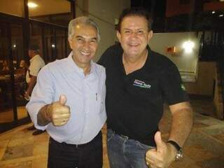 Governador Reinaldo Azambuja, à esquerda, com o deputado Eduardo Rocha, em pose para foto após reunião. (Foto: Divulgação).