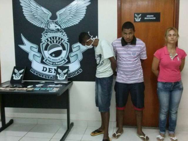 Pol&iacute;cia prende tr&ecirc;s pessoas por tr&aacute;fico de drogas em dois bairros da Capital