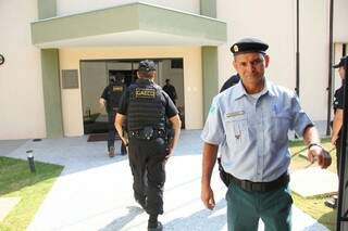 Agentes do Gaeco cumprem mandado de busca e detenção na Capital (Foto: Marcos Ermínio)