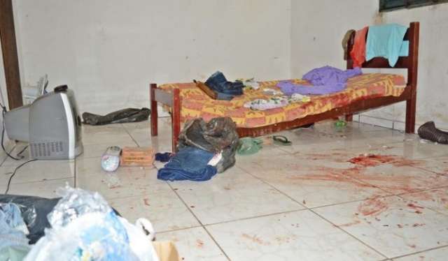 Vendedor de picol&eacute;s e amigo s&atilde;o agredidos brutalmente por cinco homens