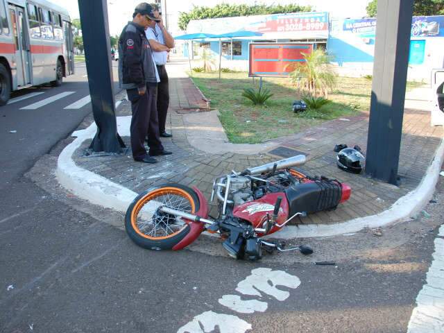  Dois homens ficam feridos em acidente envolvendo moto e taxi na Salgado Filho 
