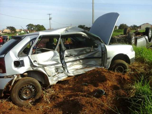Caminhonete e Gol colidem em cruzamento sem sinaliza&ccedil;&atilde;o