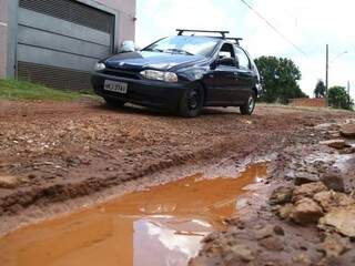 Cratera em via do Bairro Tiradentes vira armadilha para motoristas. (Foto: Marcos Ermínio)