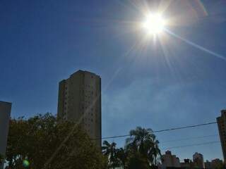 Sol predomina na tarde desta quarta-feira (26) em Campo Grande. Tempo seco e firme prevalece até domingo (30) em todo estado. (Foto: André Bittar)