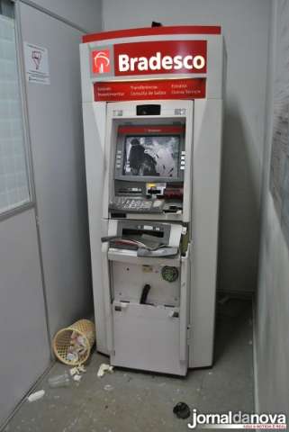 Bandidos arrombam caixa eletr&ocirc;nico na  Prefeitura