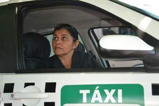 Taxista explica que com os clientes não tem como escolher caminhos melhores. (Foto:Minamar Jr.)