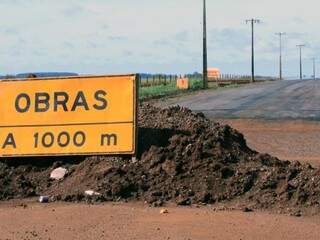 Outro trecho de rodovia em Sidrolândia; quase pronta, obra que começou em junho de 2016 e tinha prazo para ser concluída em 10 meses está parada (Foto: Governo de Mato Grosso do Sul/Divulgação)