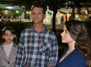 O comerciante Robson com as filhas: tranquilidade para passear na Expogrande.