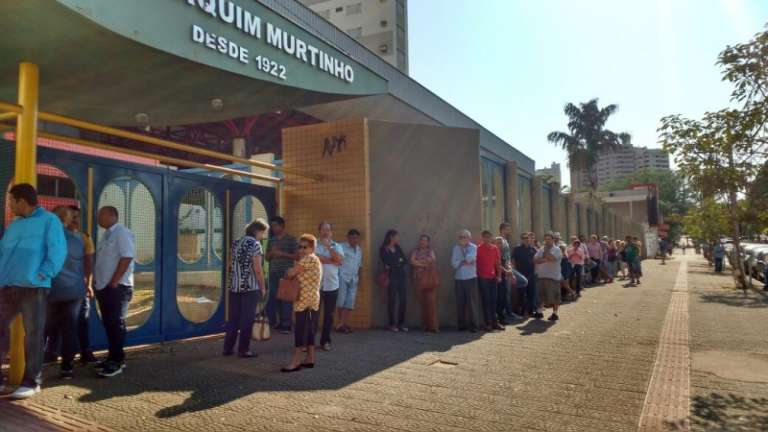 Fila de eleitores antes do início da votação, na escola Joaquim Murtinho, Centro de Campo Grande (Foto: Chloé Pinheiro)