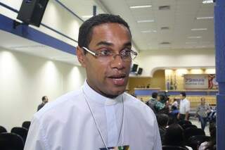 Coordenador do Setor Juventude da Arquidiocese de Campo Grande, padre Márcio Reis destaca que 2013 é um ano especial para os jovens cristãos (Foto: Marcos Ermínio)