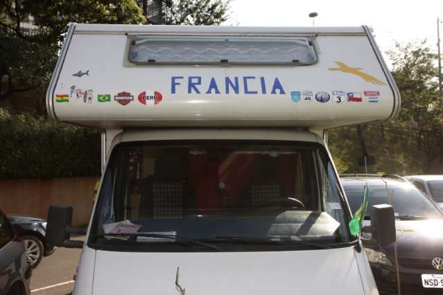 Para que fllhos vejam o que pai viveu, franceses viajam em motorhome pelo Brasil