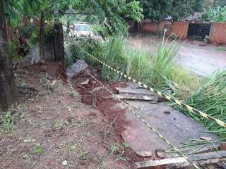 Muro desabou após represamento de água na Vila Romana. (Foto: Direto das Ruas)