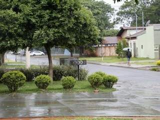 Chuva desta manhã em Dourados (Foto: Helio de Freitas)