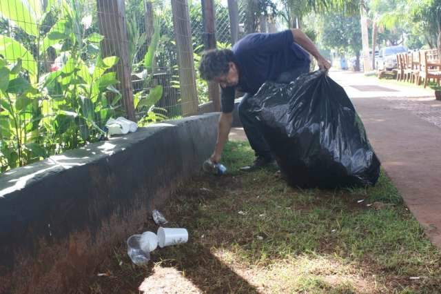 Depois de festa, limpeza de bar na avenida causa pol&ecirc;mica na Capital