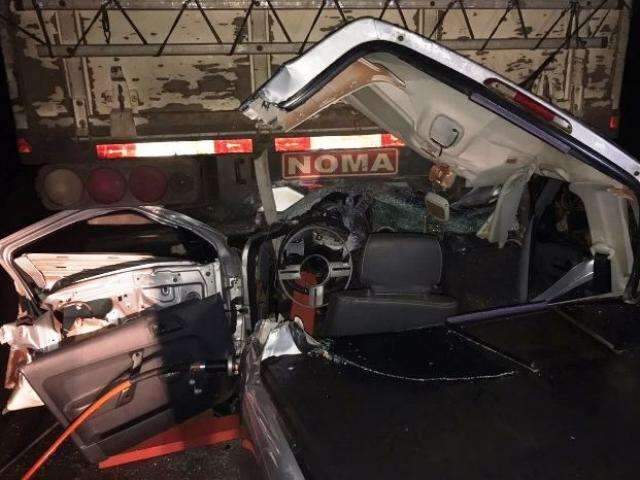 Condutor fica em estado grave ap&oacute;s colidir picape em carreta na MS-141