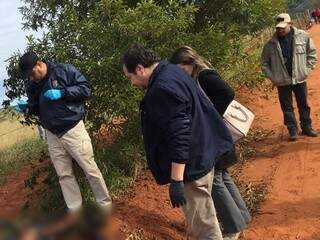 Peritos e policiais analisam local onde corpo foi encontrado (Foto: Porã News)