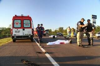 Os motociclistas morreram no local. (Foto: Fernando Antunes) 