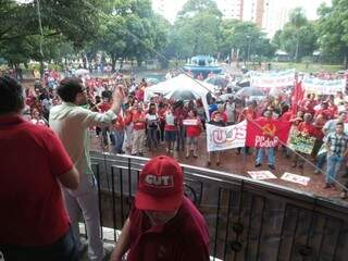 Chuva prejudicou o início do ato que já reúne cerca de 800 pessoas na praça Ary Coelho. (Foto: Antonio Marques)