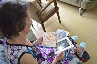 Maria Conceição exibe seus 2 livros de poesia e a biografia que escreveu sobre o pai. (Foto: Gustavo Maia)