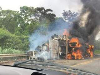 Motorista que morreu em acidente transportava 50 toneladas de algodão Motorista que morreu em acidente transportava 50 toneladas de algodão
