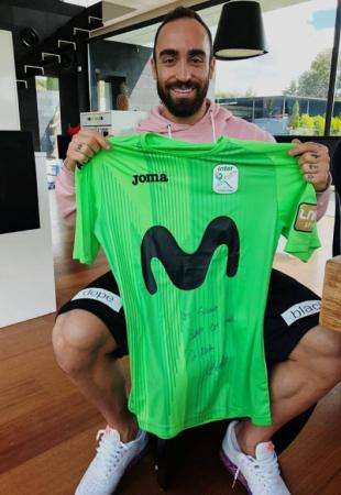 Para ajudar em tratamento, Pedrinho ganha camiseta do melhor do mundo no futsal