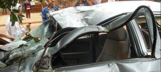 Carro Gol também ficou muito danificado; motorista estaria embriagado (Foto: Genilda Felipe/IviNotícias)