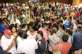 Famílias que esperam moradias em residencial do “Minha Casa, Minha Vida” lotam auditório da prefeitura (Foto: Eliel Oliveira)