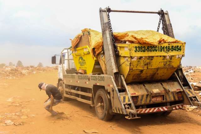 Com lix&atilde;o fechado, catadores migram para aterro de entulhos da prefeitura