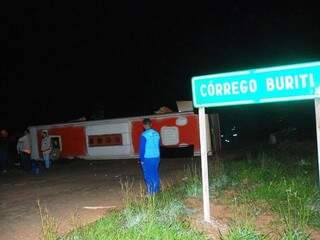 Ônibus ficou atravessado na rodovia MS-395. Acidente aconteceu em cima do Córrego Buriti, em Bataguassu. (Foto: Tiago Apolinário/ Da Hora Bataguassu)